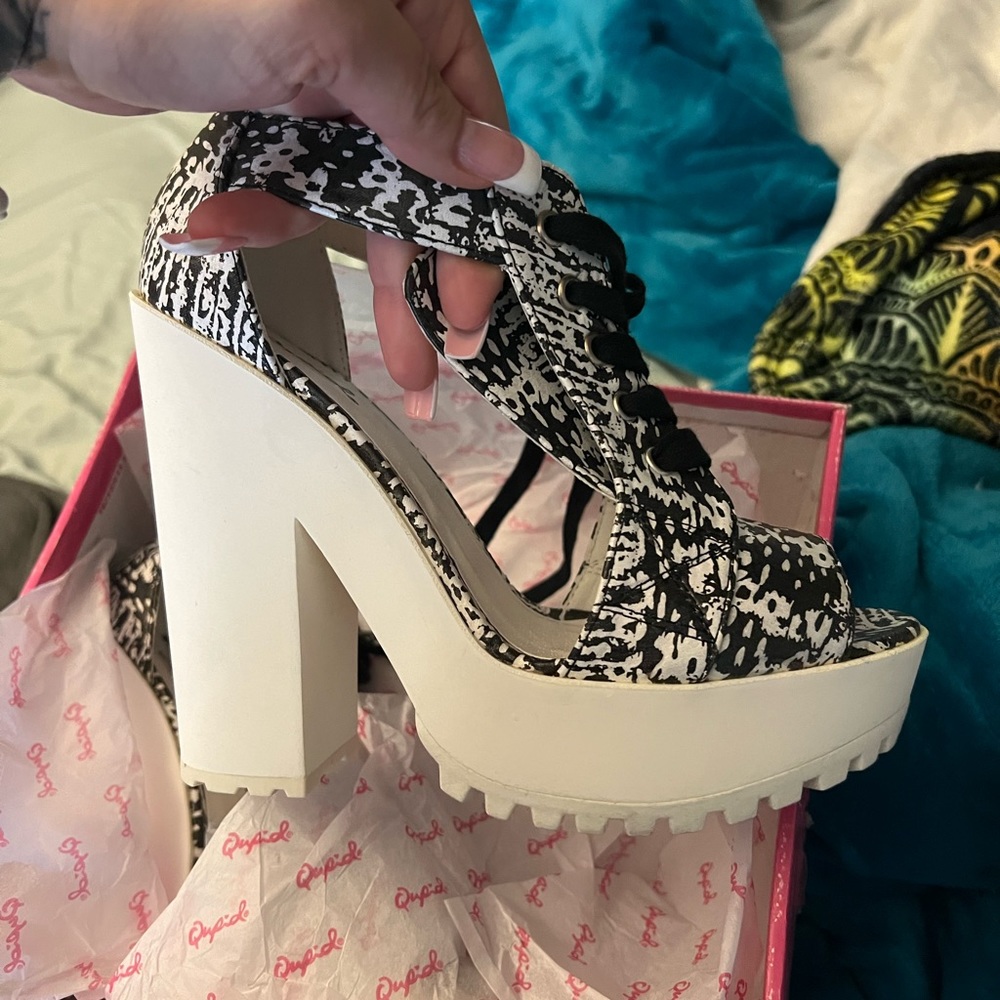 New Qupid Cut-Out Lace Up Chunky Heel